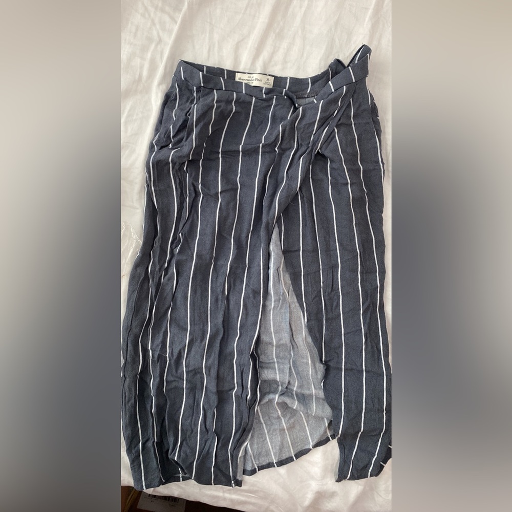 Abercrombie & Fitch gray striped midi dress with pockets!